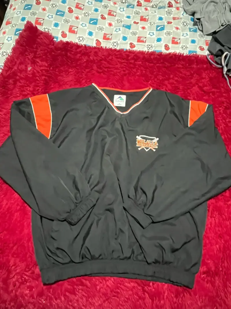 Polerón deportivo negro con detalles naranjas