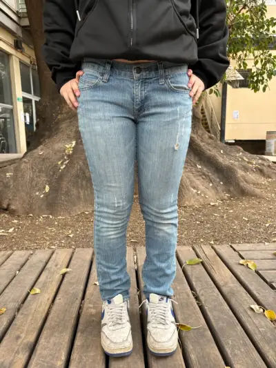 Jeans ajustados de mezclilla azul para mujer - miniatura 1