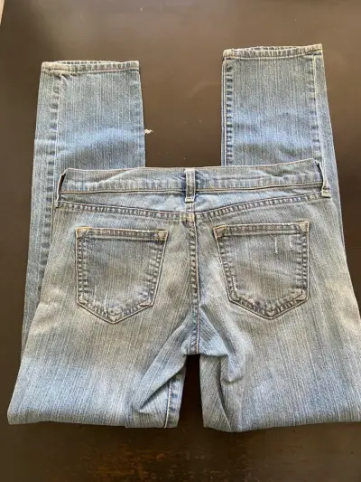 Jeans ajustados de mezclilla azul para mujer - miniatura 3