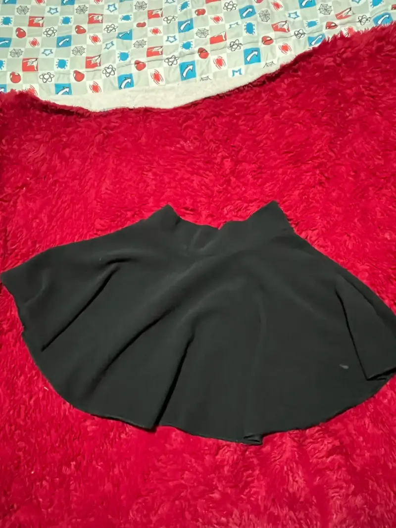 Falda corta negra para mujer