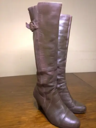 Botas de cuero marrón con tacón alto - miniatura 1
