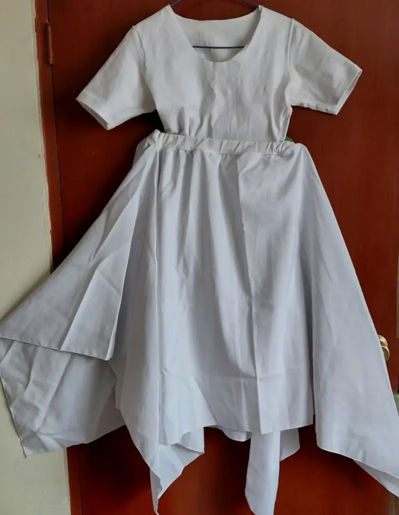 Falda con body blanco asimétrico para niña