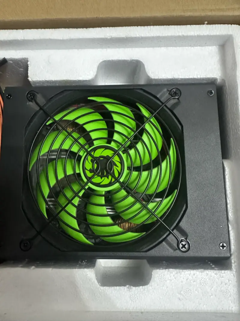 FUENTE DE PODER GAMEMAX GM-1650 1650W 80+ GOLD — C - 4