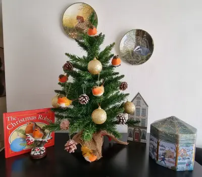 Árbol de Navidad con adornos - miniatura 1