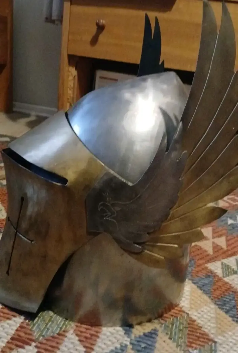Casco medieval con alas decorativas - 1