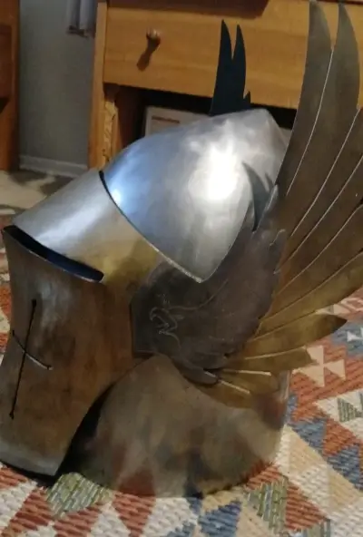 Casco medieval con alas decorativas - miniatura 1
