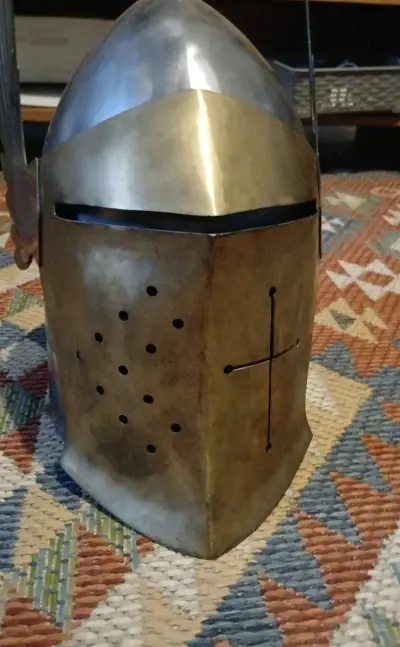 Casco medieval con alas decorativas - miniatura 2