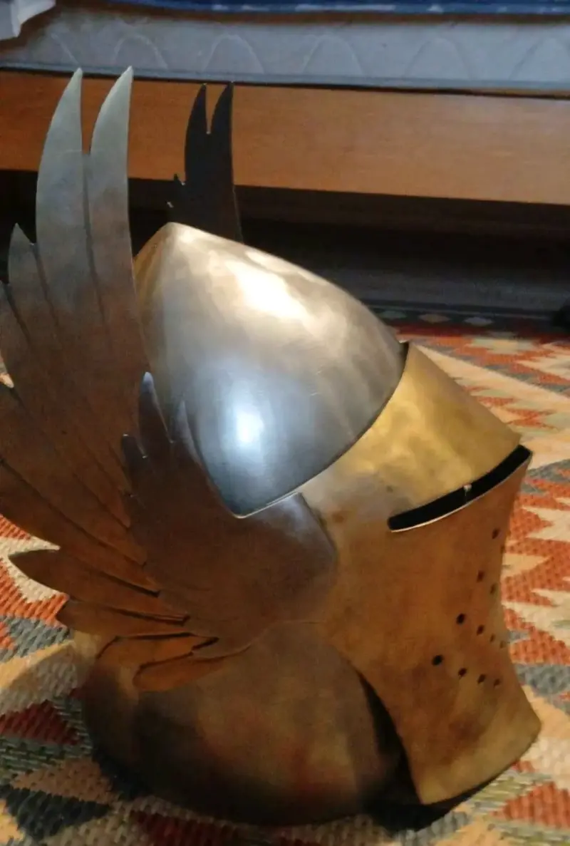 Casco medieval con alas decorativas - 3