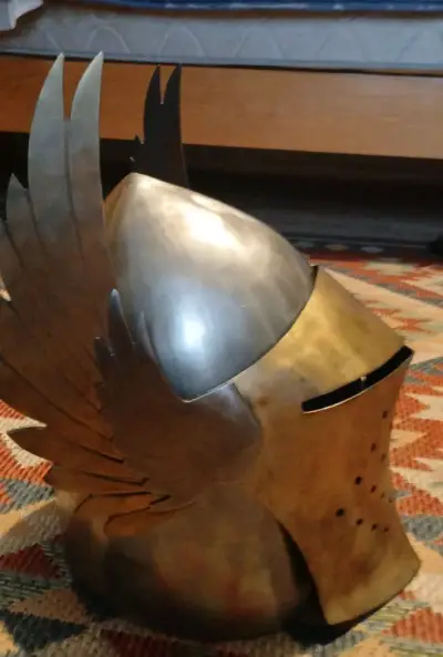 Casco medieval con alas decorativas - miniatura 3