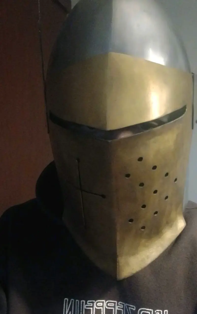 Casco medieval con alas decorativas - 4