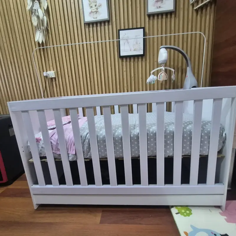 Cuna blanca con colchón y accesorios - 2