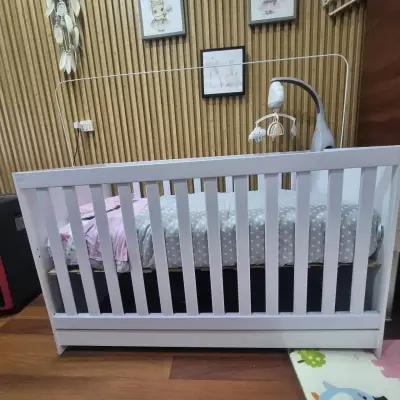 Cuna blanca con colchón y accesorios - miniatura 2