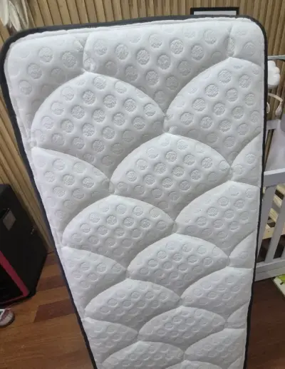 Cuna blanca con colchón y accesorios - miniatura 5