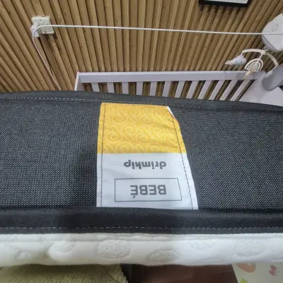Cuna blanca con colchón y accesorios - miniatura 6