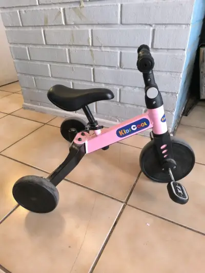 Triciclo infantil rosa Kid's Cool con pedales - miniatura 1