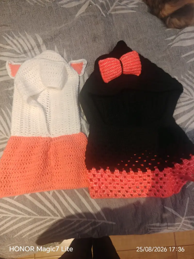 Gorros tejidos a mano con diseño de orejas y lazo