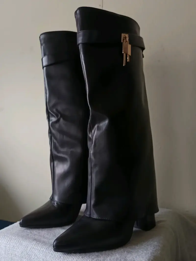 Botas negras de cuero con tacón alto - 2