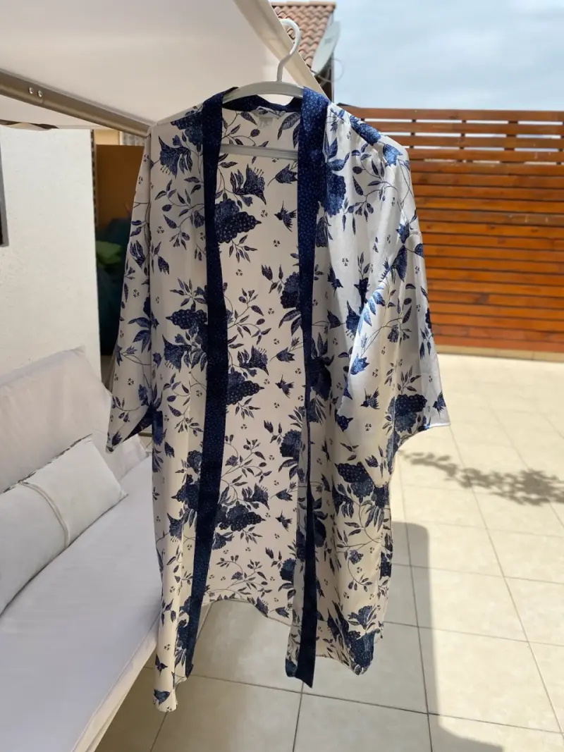 Kimono floral azul y blanco para mujer - 1