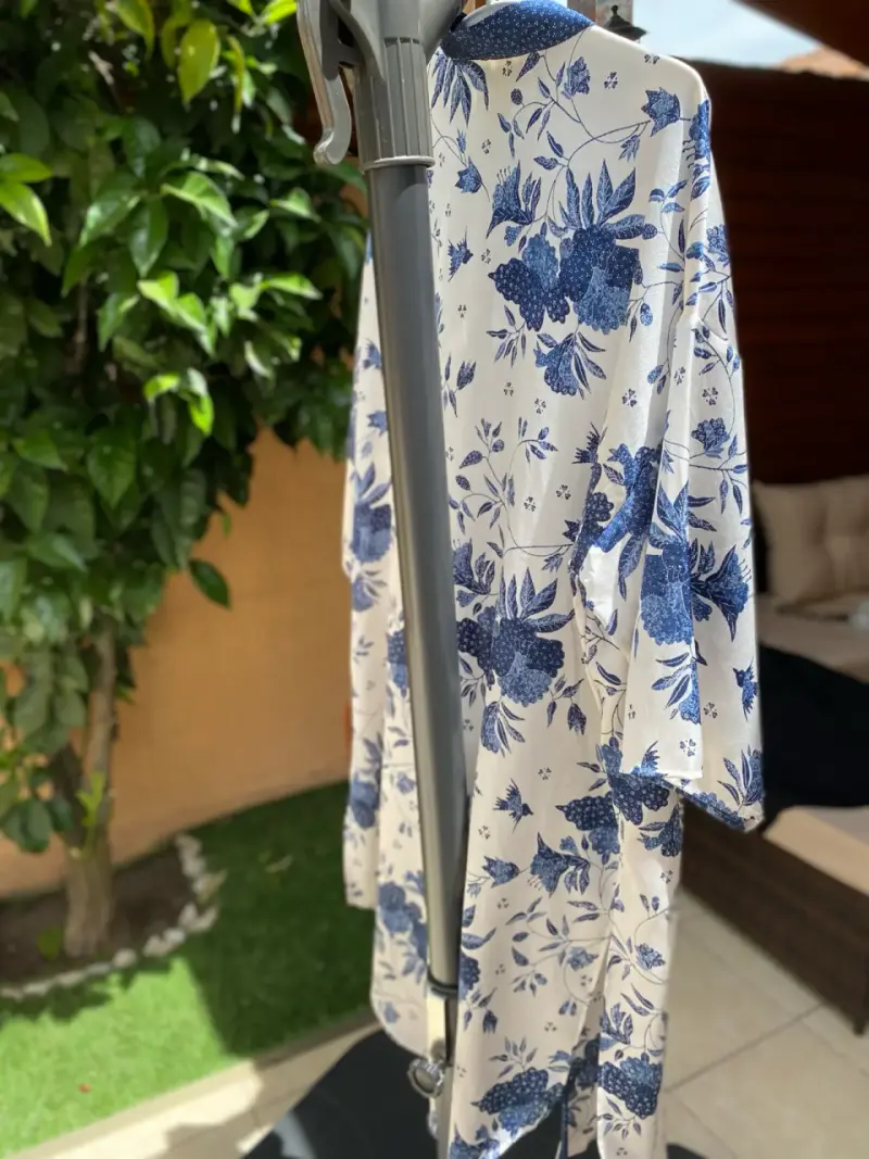 Kimono floral azul y blanco para mujer - 2