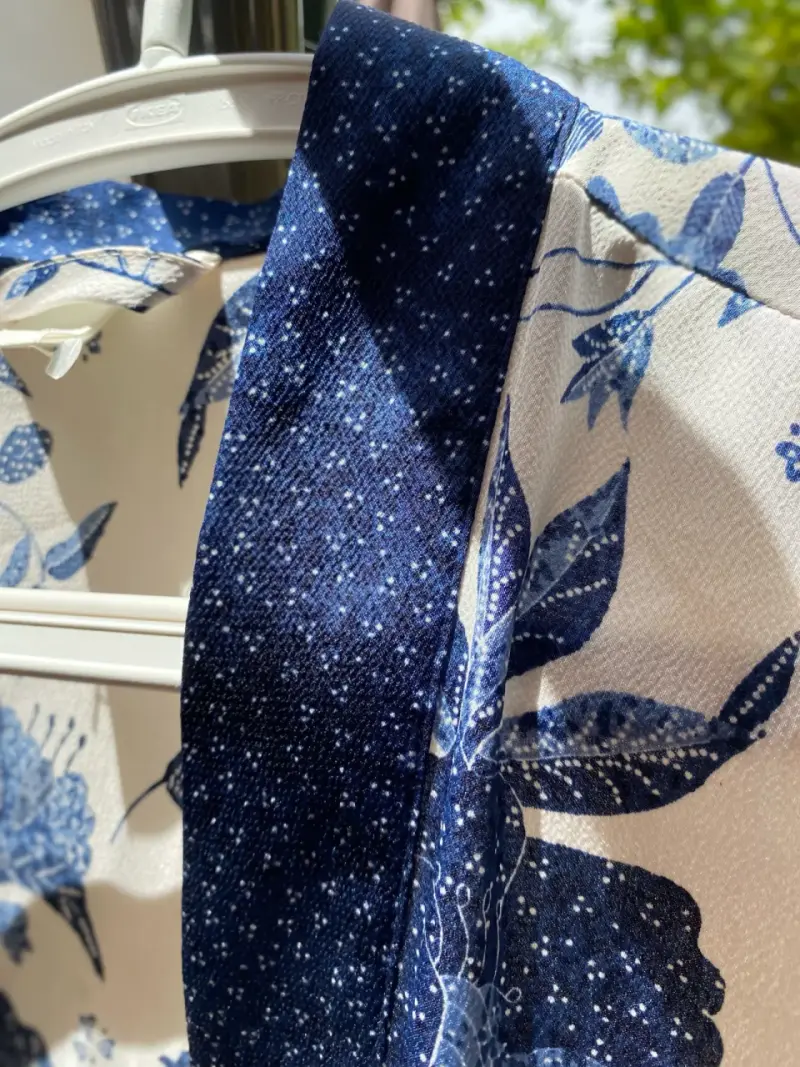 Kimono floral azul y blanco para mujer - 3
