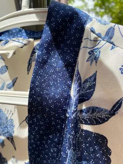 Kimono floral azul y blanco para mujer - miniatura 3