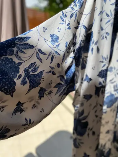 Kimono floral azul y blanco para mujer - miniatura 4