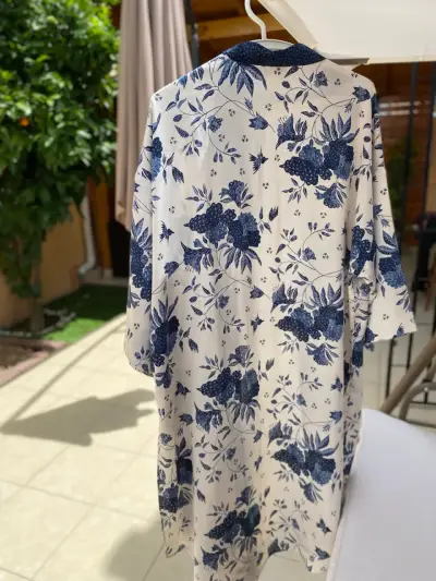 Kimono floral azul y blanco para mujer - miniatura 5