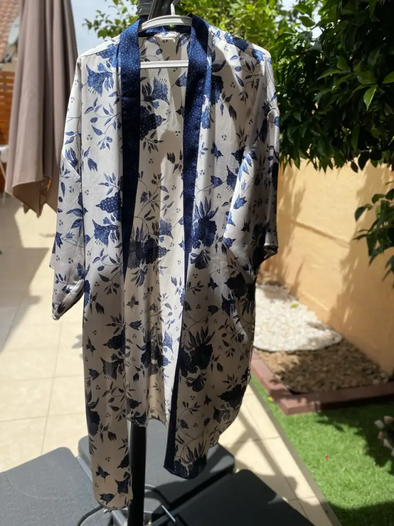Kimono floral azul y blanco para mujer - 6