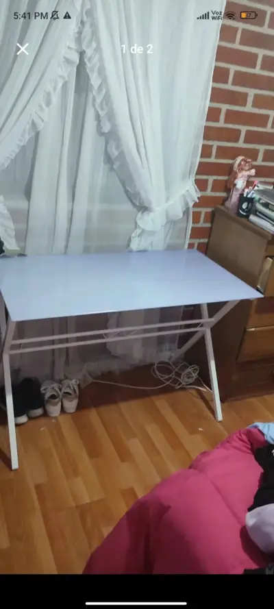Escritorio lila moderno para oficina o estudio - miniatura 1
