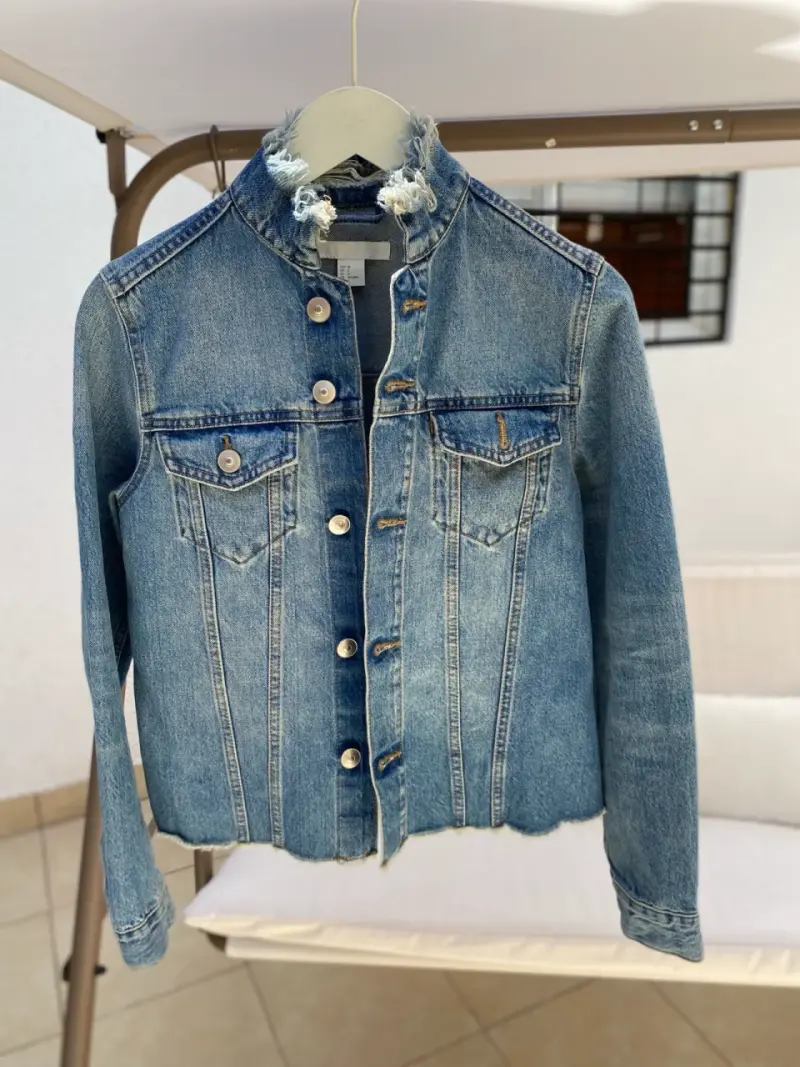 Chaqueta de mezclilla con cuello deshilachado - 1
