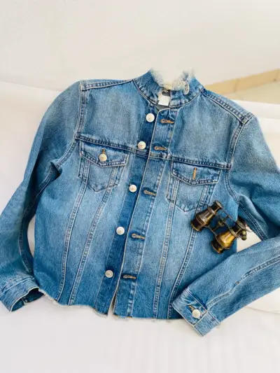 Chaqueta de mezclilla con cuello deshilachado - miniatura 2