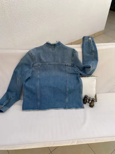 Chaqueta de mezclilla con cuello deshilachado - miniatura 4