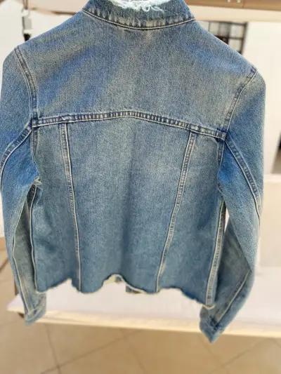 Chaqueta de mezclilla con cuello deshilachado - miniatura 5