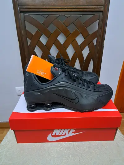 Zapatillas Nike Shox R4 Negras para Hombre - miniatura 1