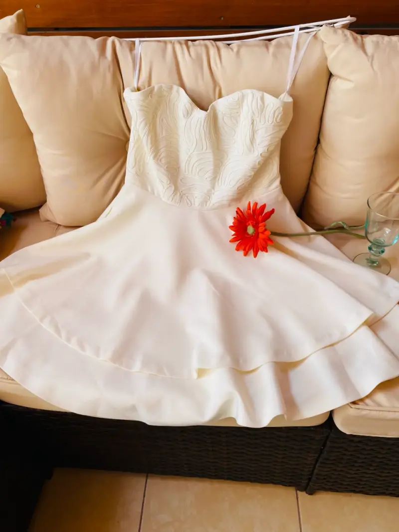 Vestido de fiesta blanco con diseño bordado - 1