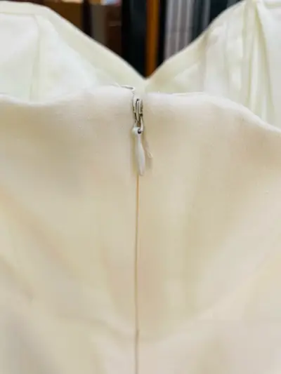 Vestido de fiesta blanco con diseño bordado - miniatura 4