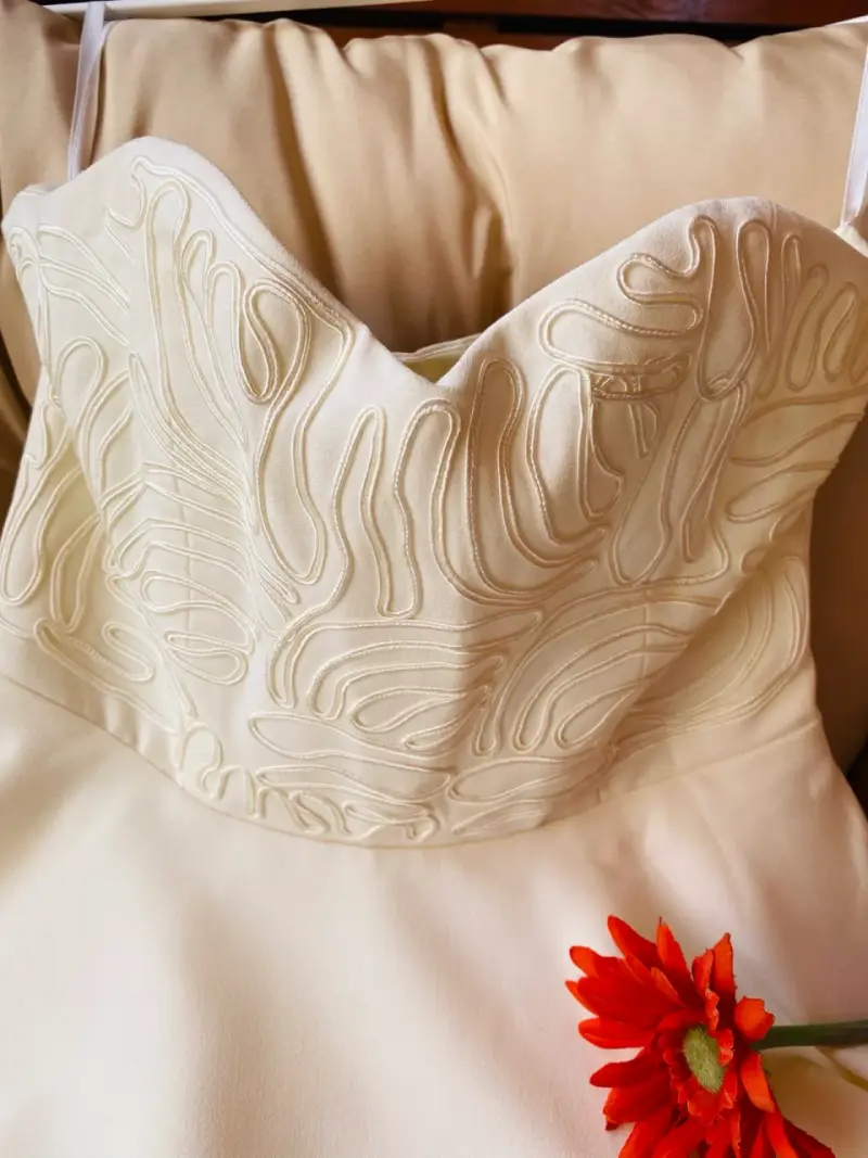 Vestido de fiesta blanco con diseño bordado - 6