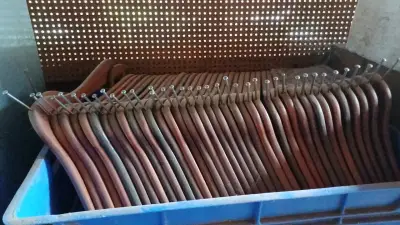 Ganchos de ropa de madera con anillas metálicas - miniatura 1