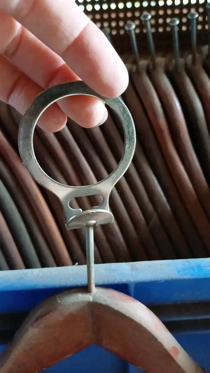 Ganchos de ropa de madera con anillas metálicas - 2