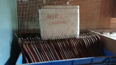 Ganchos de ropa de madera con anillas metálicas - miniatura 5
