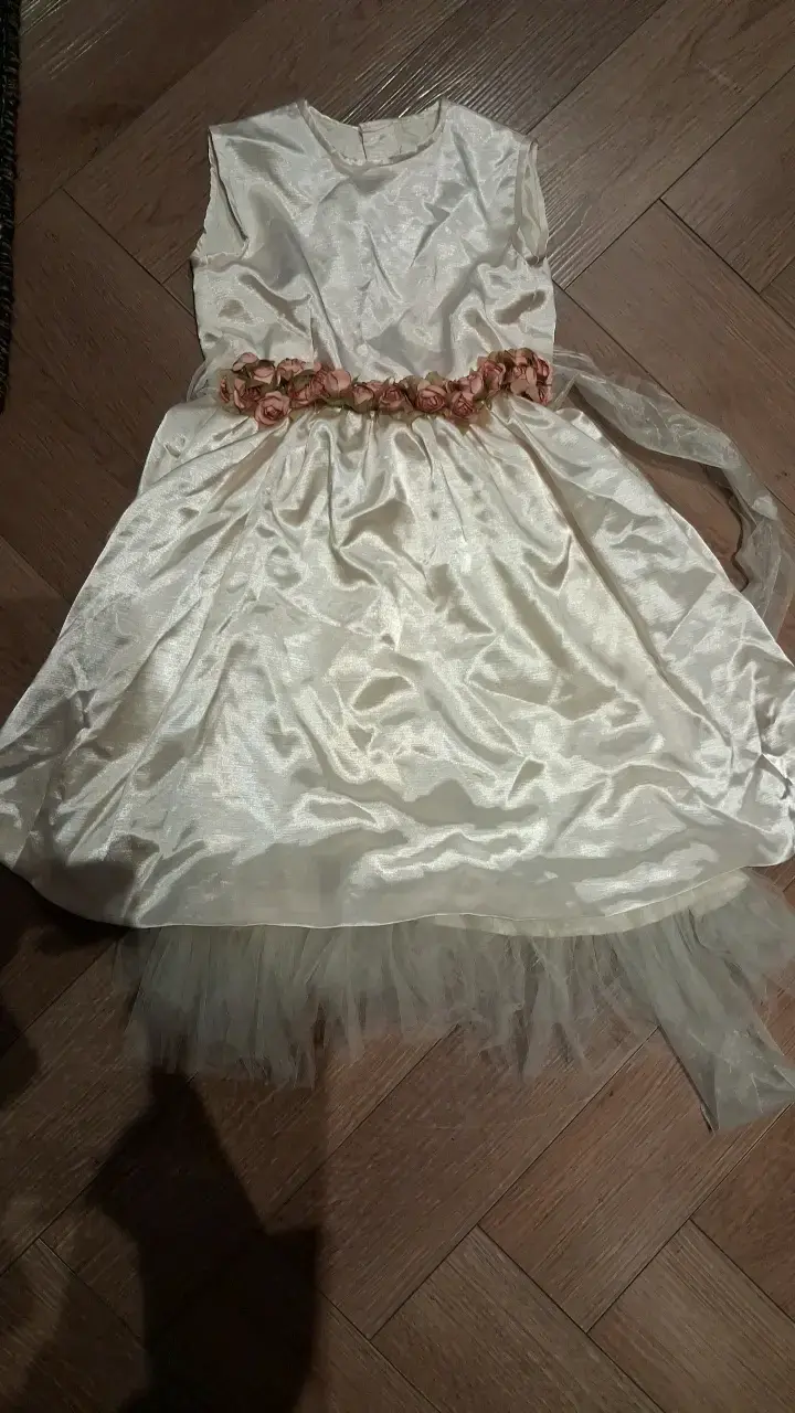 Vestido de niña crema con cinturón de flores - 1