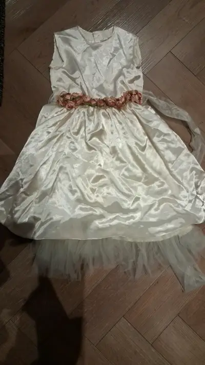 Vestido de niña crema con cinturón de flores - miniatura 1