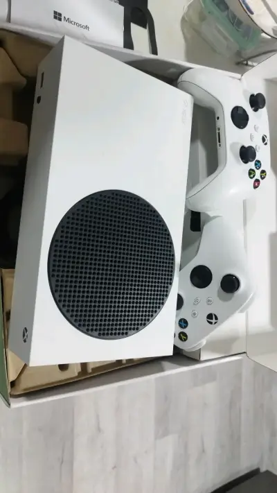 Consola Xbox Series S con dos controles - miniatura 1