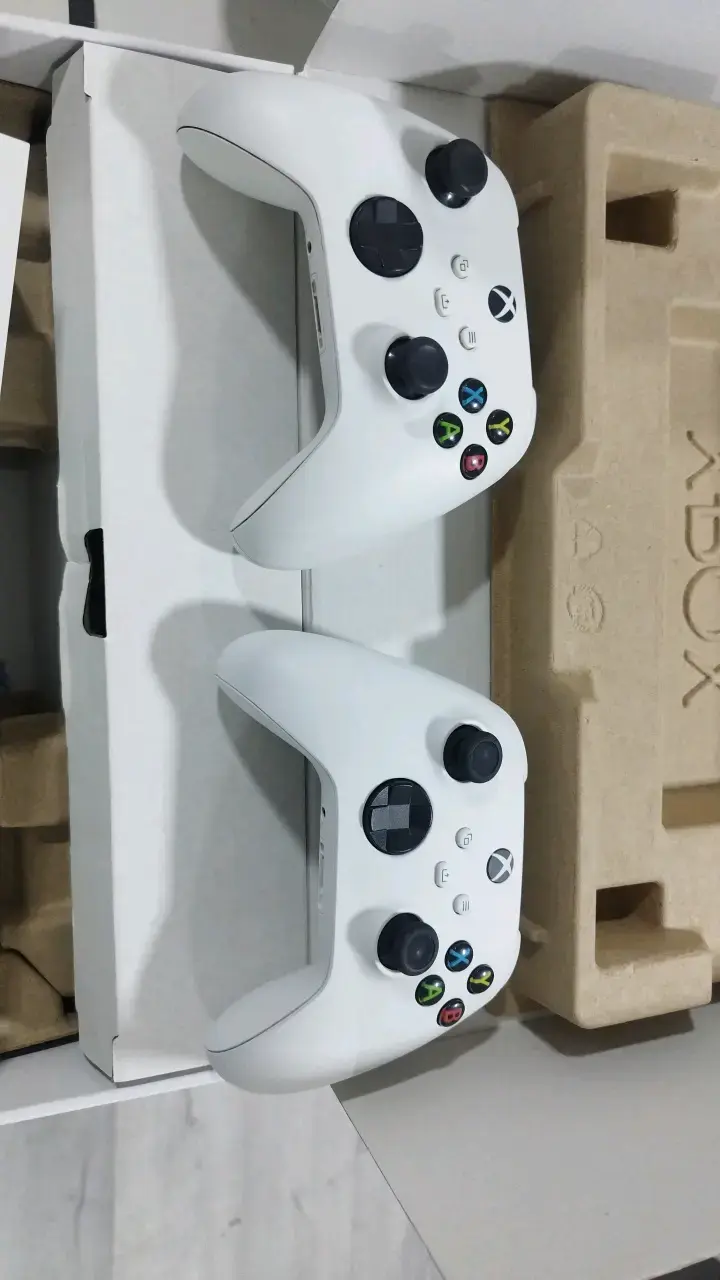 Consola Xbox Series S con dos controles - 2