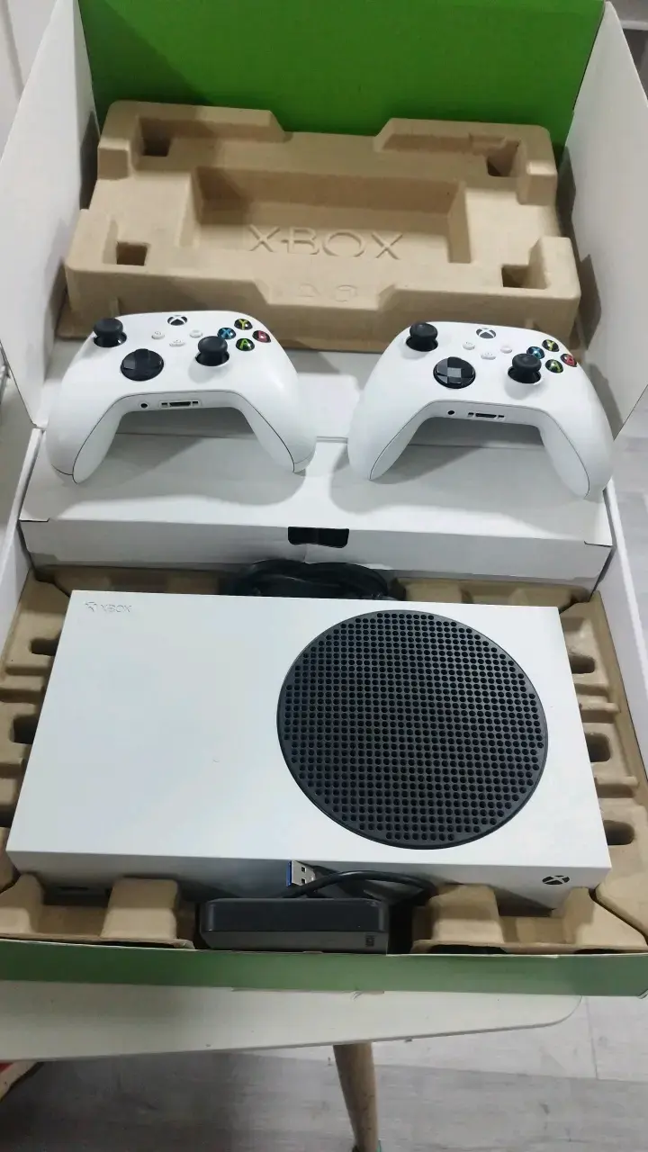 Consola Xbox Series S con dos controles - 5