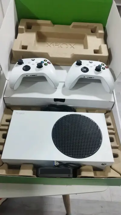 Consola Xbox Series S con dos controles - miniatura 5