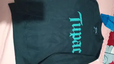Polera negra Tupac con diseño frontal - miniatura 1