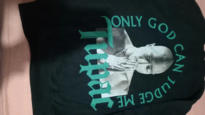 Polera negra Tupac con diseño frontal - 3