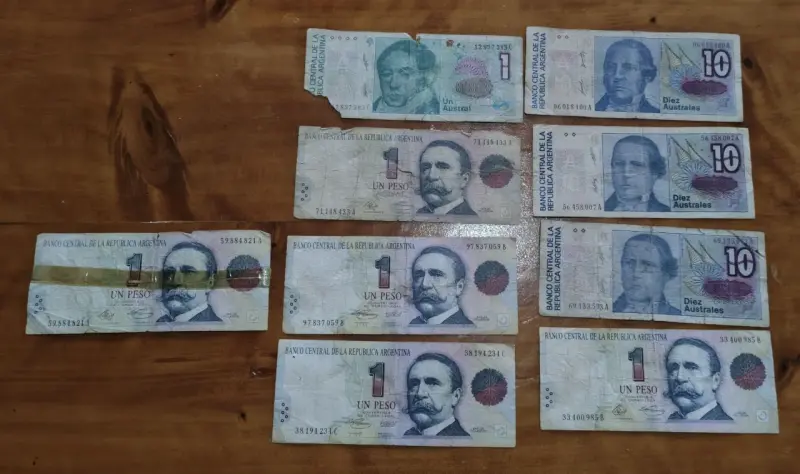 Lote de billetes antiguos de Chile, España y Argentina - 4