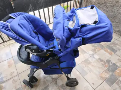 Coche de bebé azul con silla de auto Infanti - miniatura 1